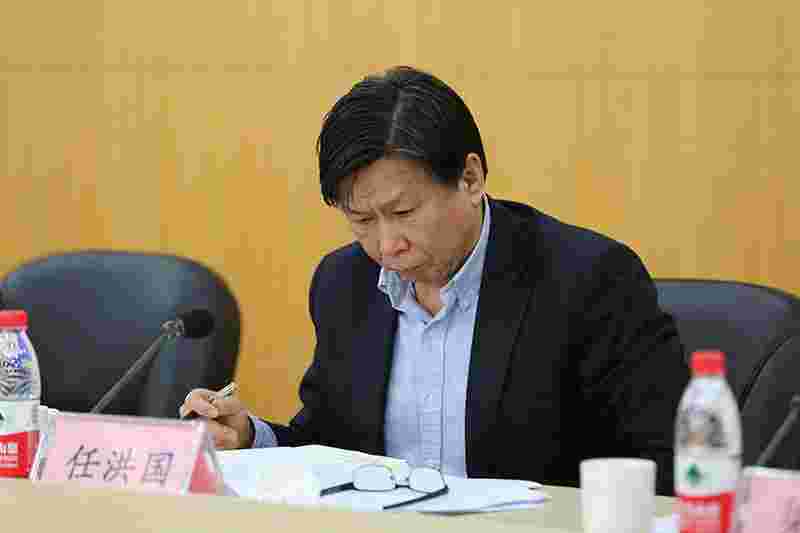 全国滑雪场安全工作会议于2月9日在首都体育馆召开。图为国家体育总局冬季运动管理中心党委书记、中国滑雪协会副主席任洪国讲话。