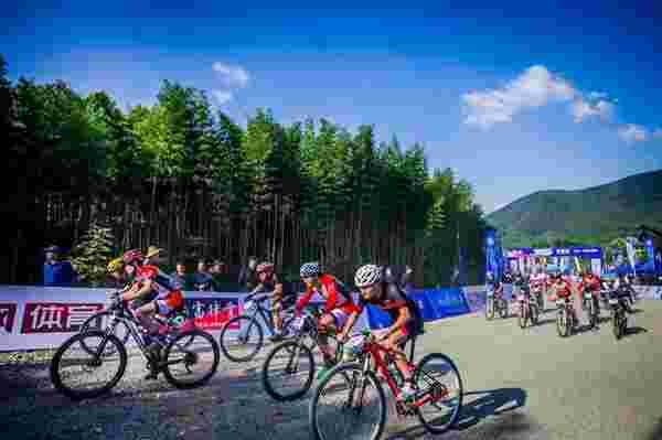 2017年中国山地自行车公开赛德清·久祺莫干山站赛事在浙江省德清县莫干山久祺国际骑行营热烈开幕。
